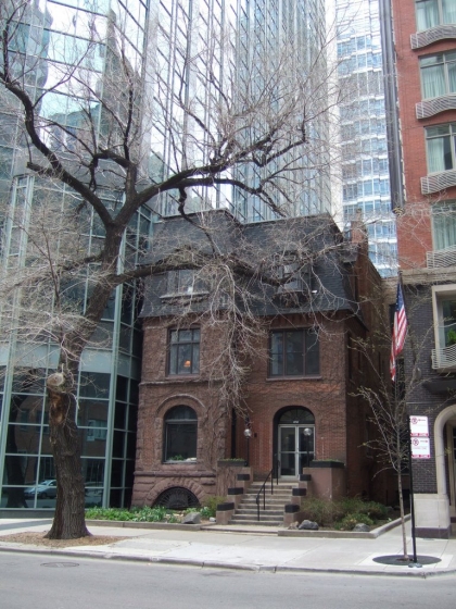 Here's a Chicago home that would be a remarkable find except for the location, packed like a sardine between skyscapers.